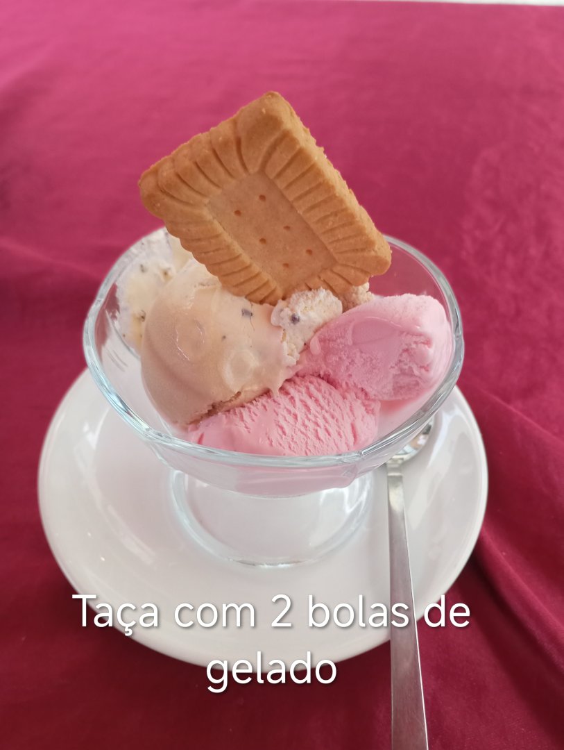 Taça com duas bolas de gelado